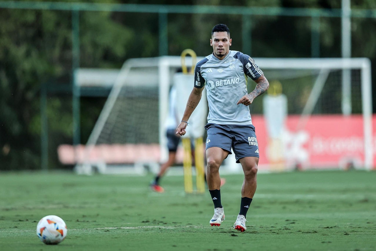 Paulinho, atacante do Atlético, em ação durante treinamento na Cidade do Galo