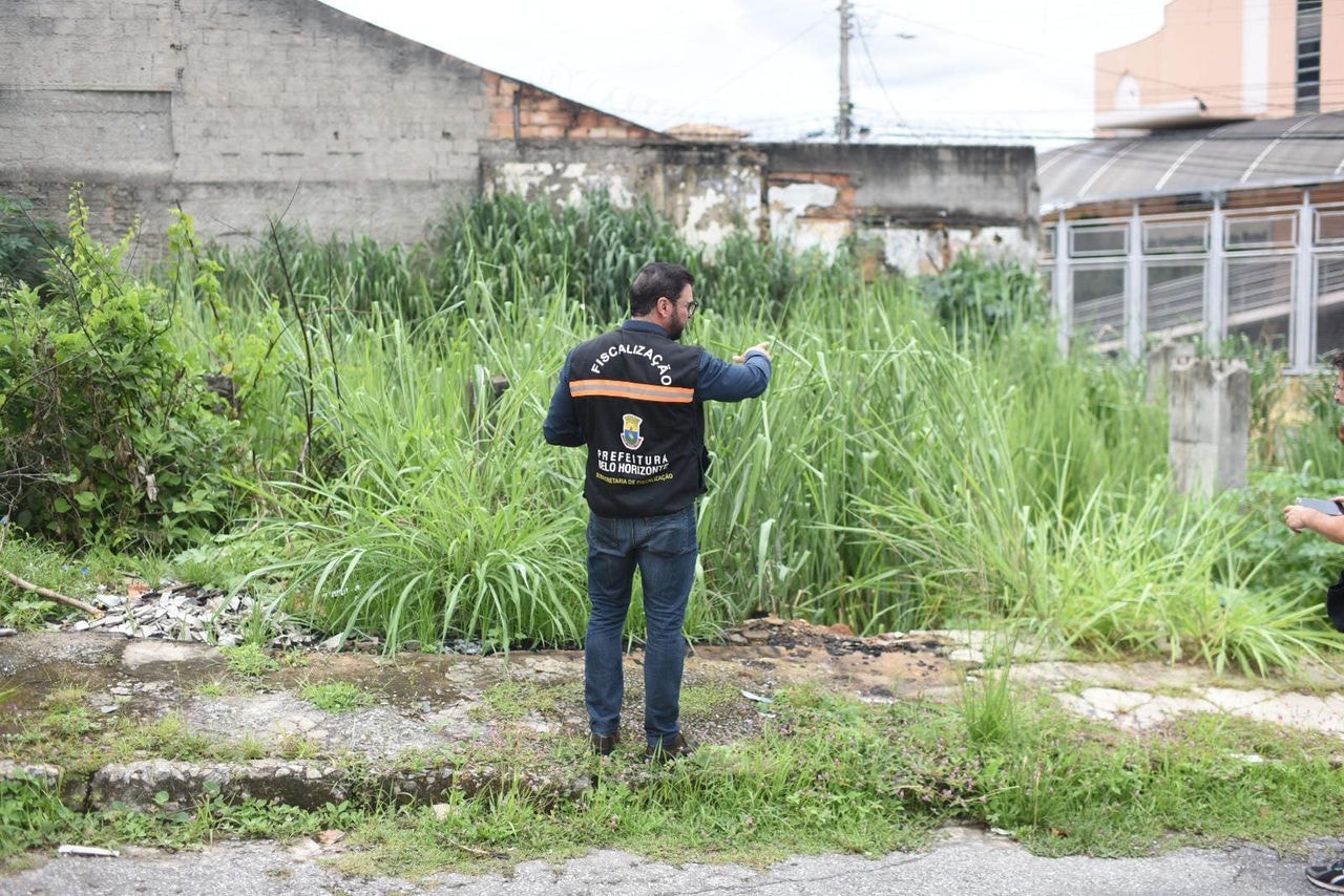 Agente da PBH realiza fiscalização em busca de focos de criadouro do mosquito Aedes
