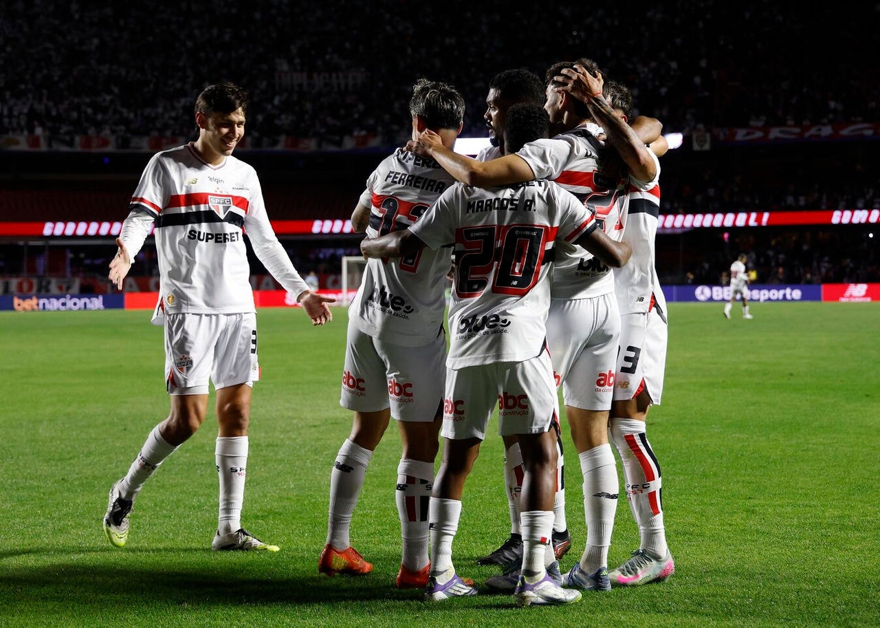 Jogadores do São Paulo comemoram um dos gols do triunfo sobre o Vitória