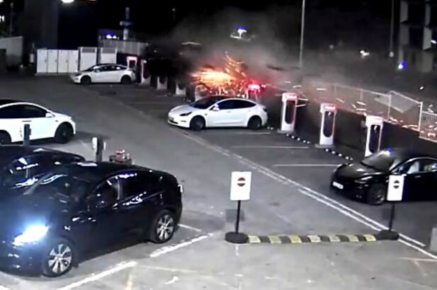 Carro atinge diversos pontos antes de ser parado por um parede em acidente chocante
