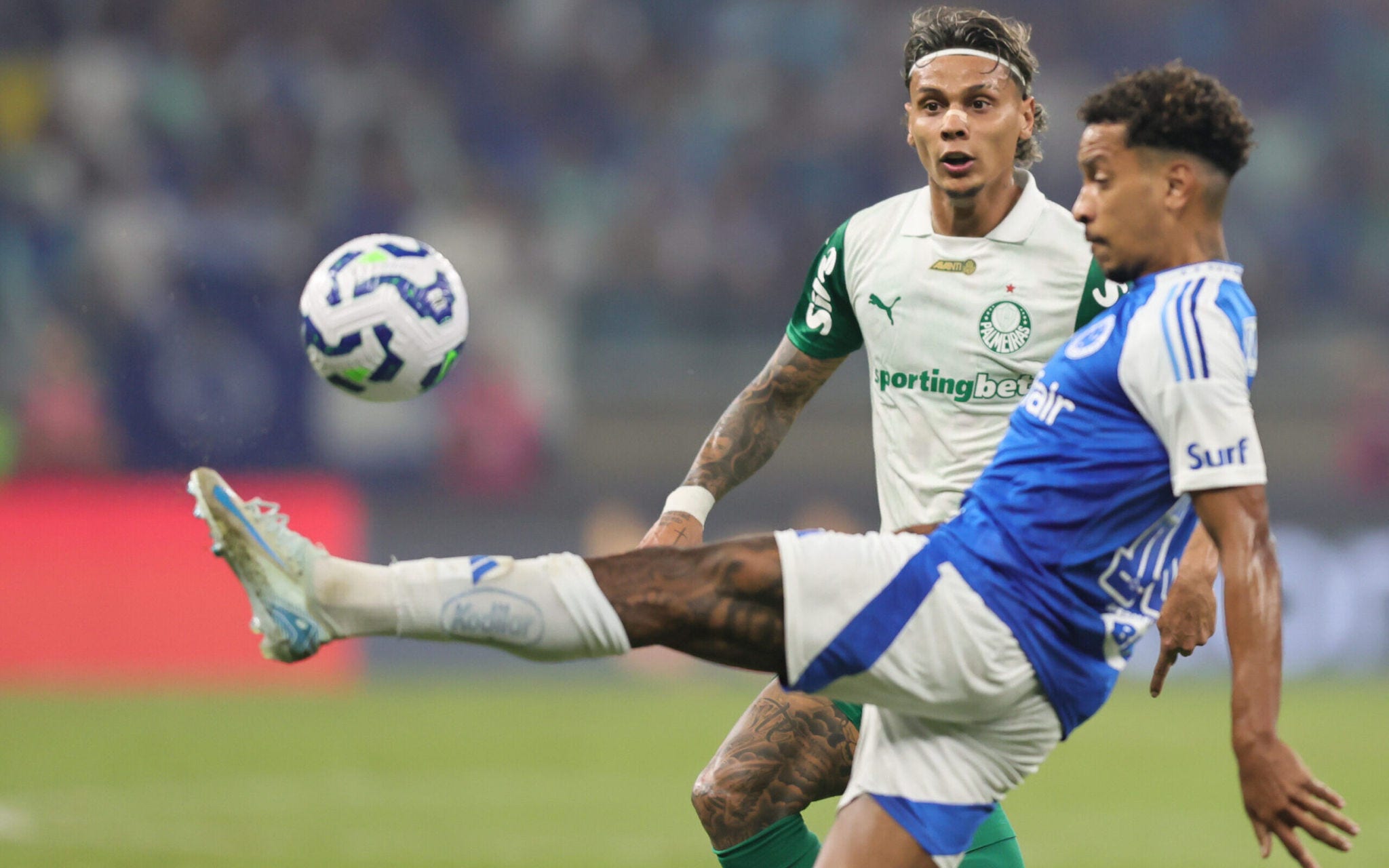 MG - BELO HORIZONTE - 01/06/2025 - BRASILEIRO A 2025, CRUZEIRO X PALMEIRAS - Matheus Pereira jogador do Cruzeiro disputa lance com Richard Rios jogador do Palmeiras durante partida no estadio Mineirao pelo campeonato Brasileiro A 2025. Foto: Gilson Lobo/AGIF