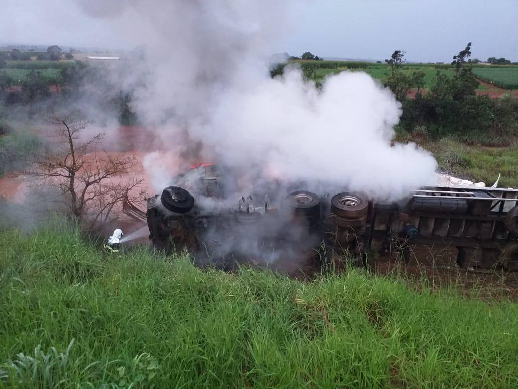 Carreta incendiou logo após acidente