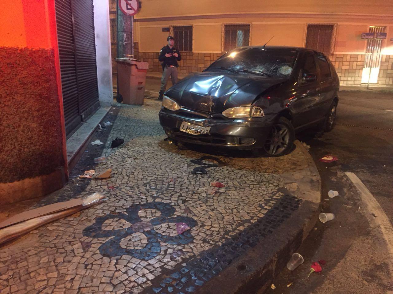 Carro invadiu a calçada e deixou sete feridos, sendo três em estado grave