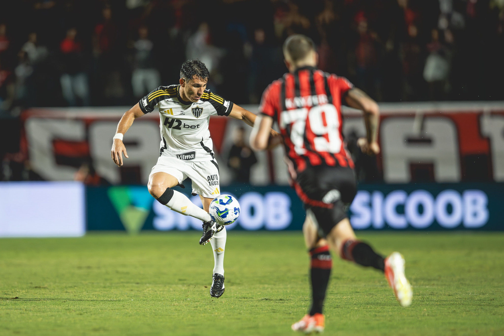 Alonso em ação pelo Galo