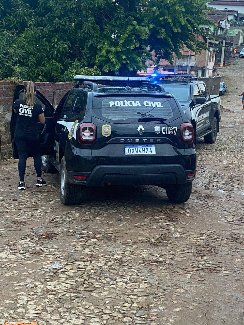 Foto mostra viaturas da polícia durante operação que prendeu suspeito