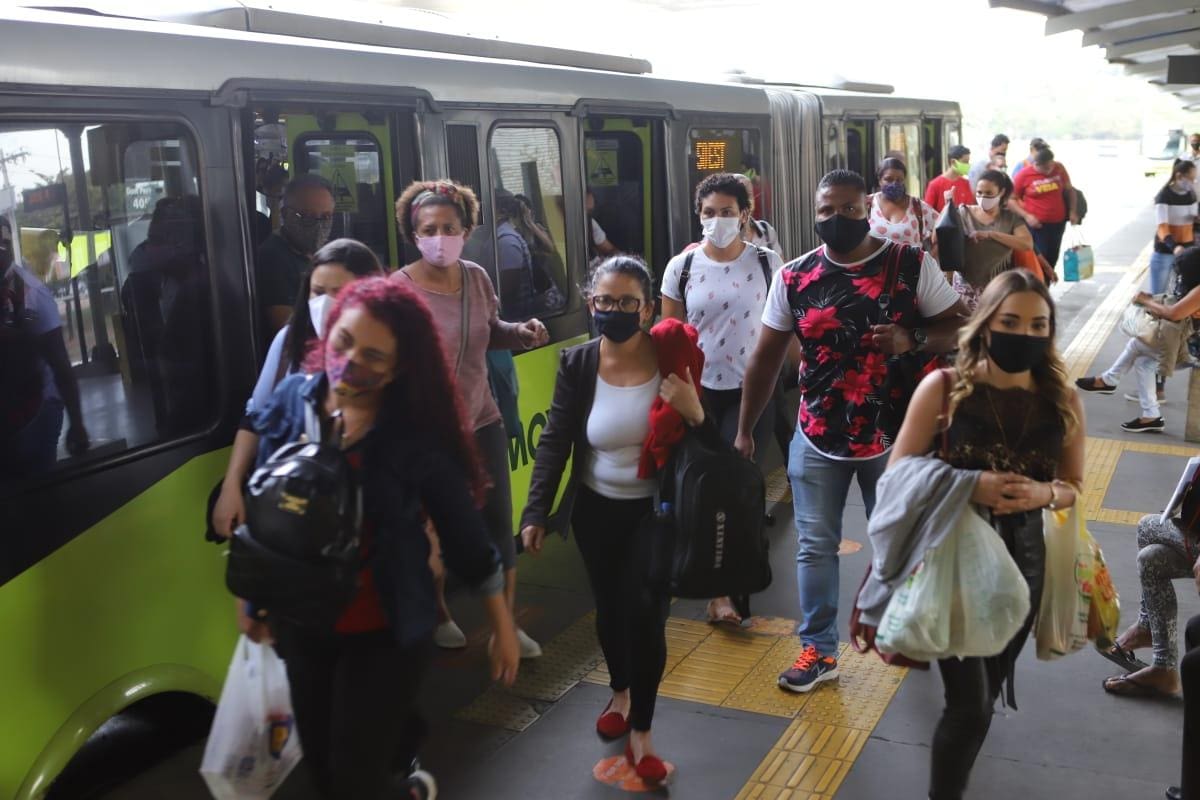 Usuários reclamam de ônibus lotados e em horários reduzidos em Belo Horizonte