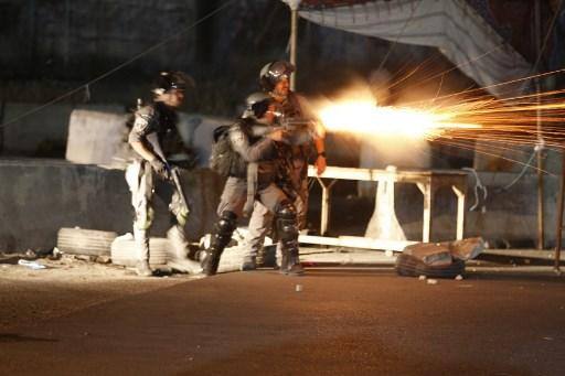 Soldados do exército israelense disparam gás lacrimogêneo contra manifestantes palestinos