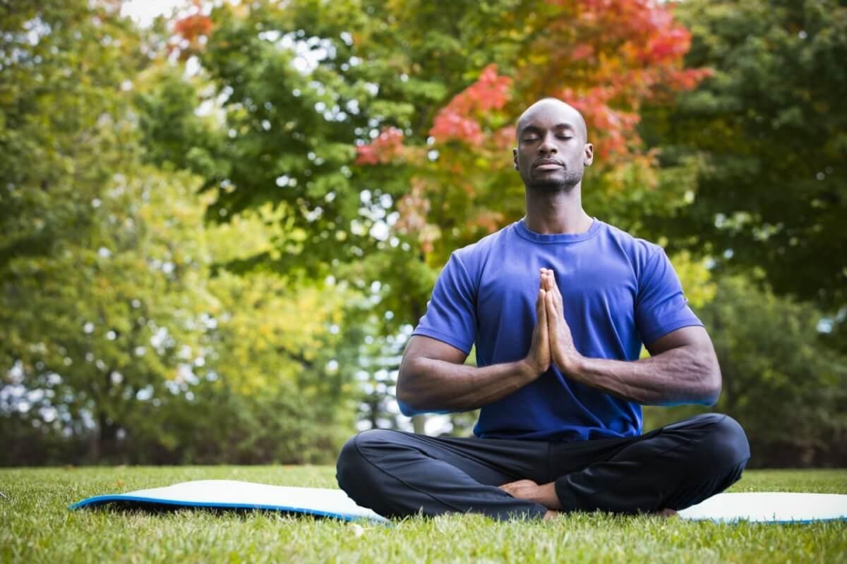 O yoga é uma ferramenta poderosa e integrada para combater o estresse