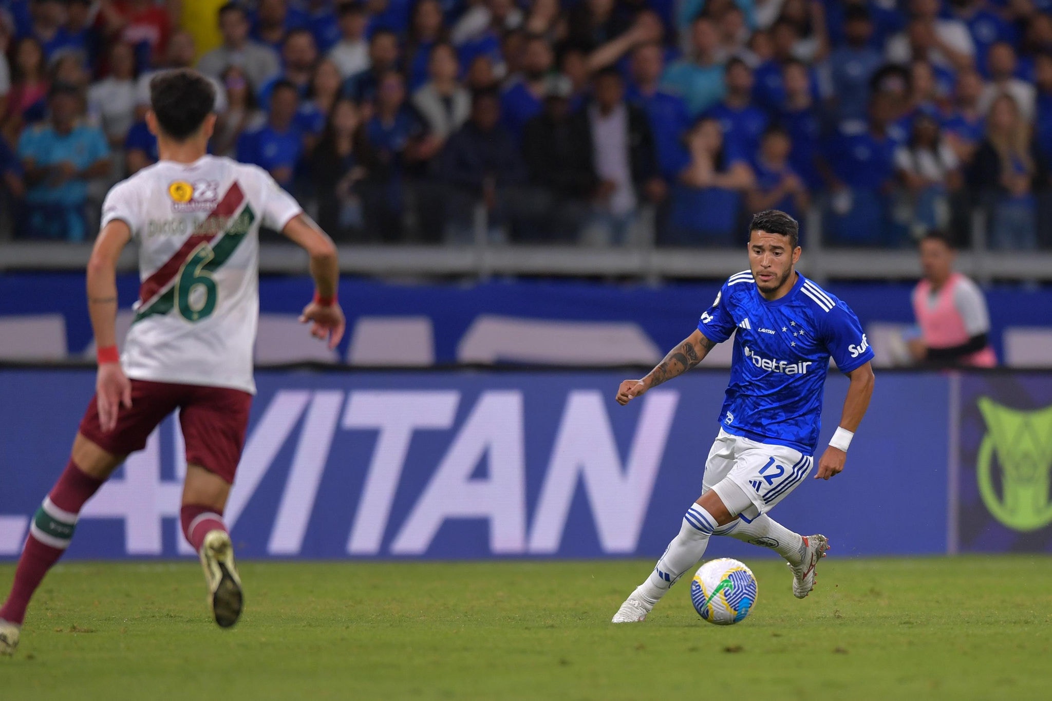 No turno do Brasileirão, o Cruzeiro bateu o Fluminense com dois gols do lateral direito William