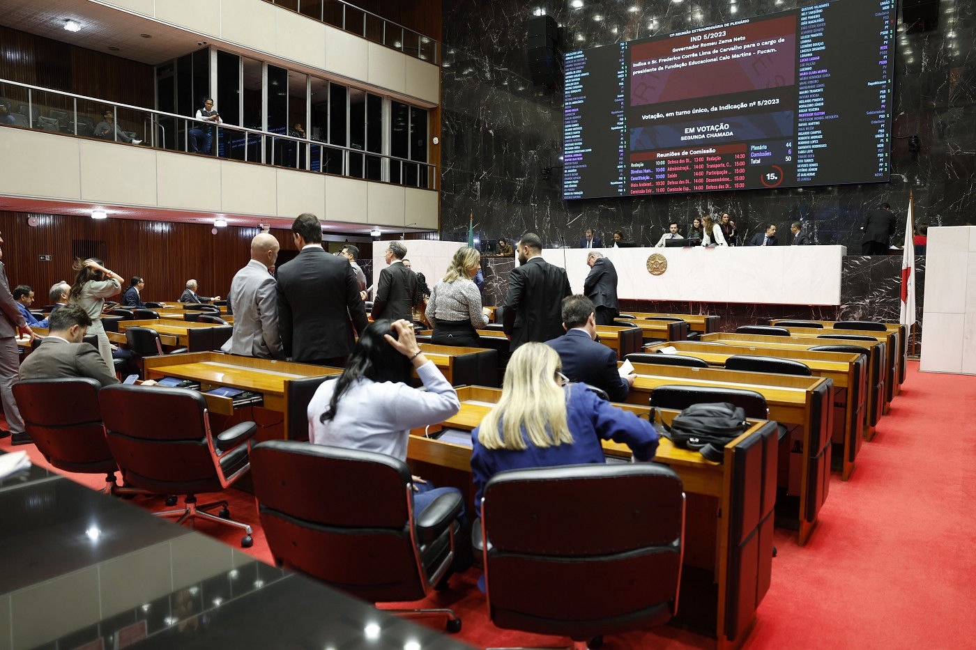 Foram 51 votos favoráveis e dez abstenções durante a votação na reunião extraordinária de plenário na manhã desta terça-feira (15/7)