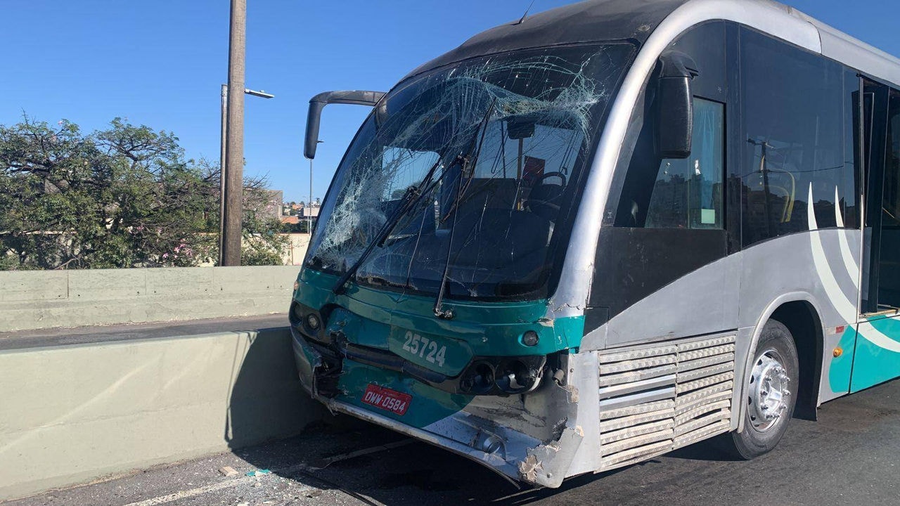 Move metropolitano ficou com a frente destruída