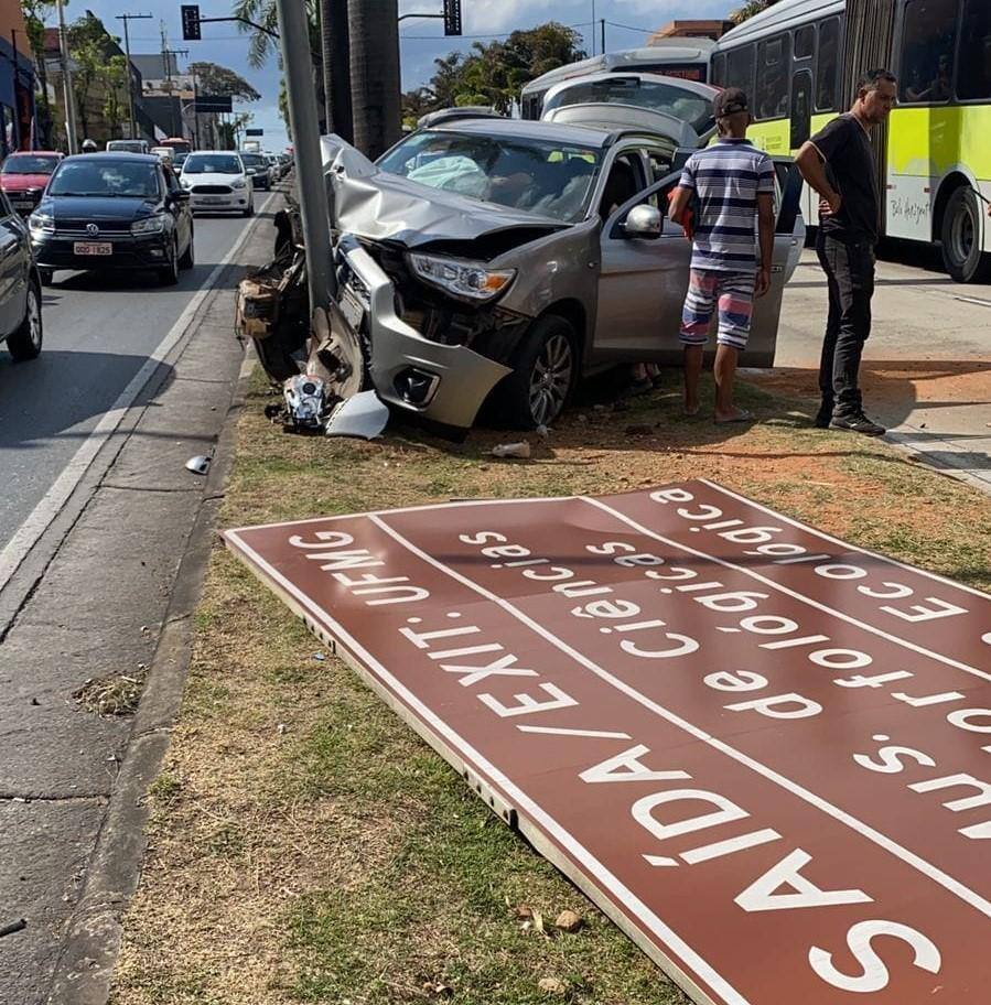 Placa caiu e motorista ficou ferido