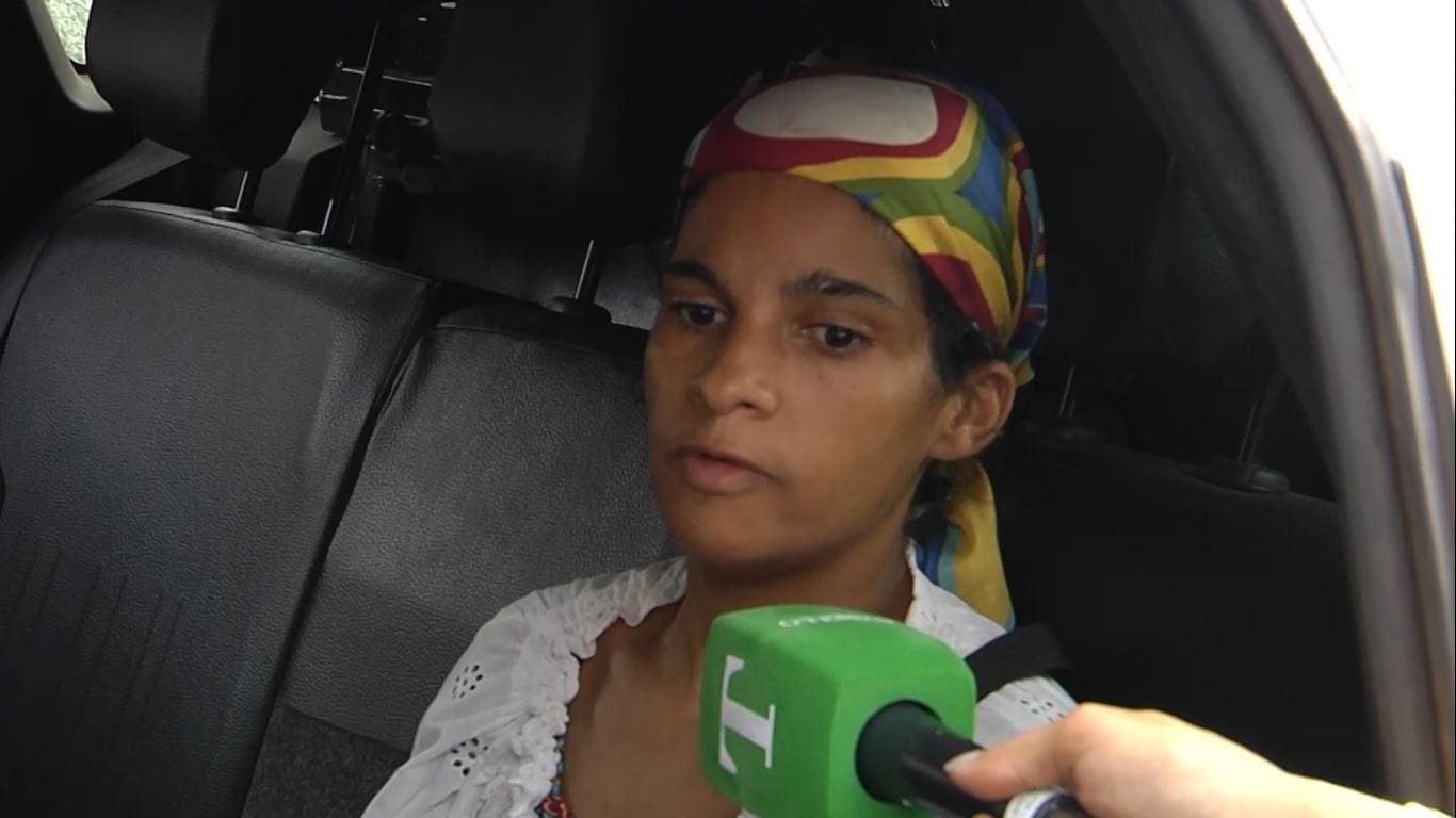 Foto mostra a mãe dos meninos, dentro de uma viatura, instantes após a prisão pela morte do filho de 4 anos
