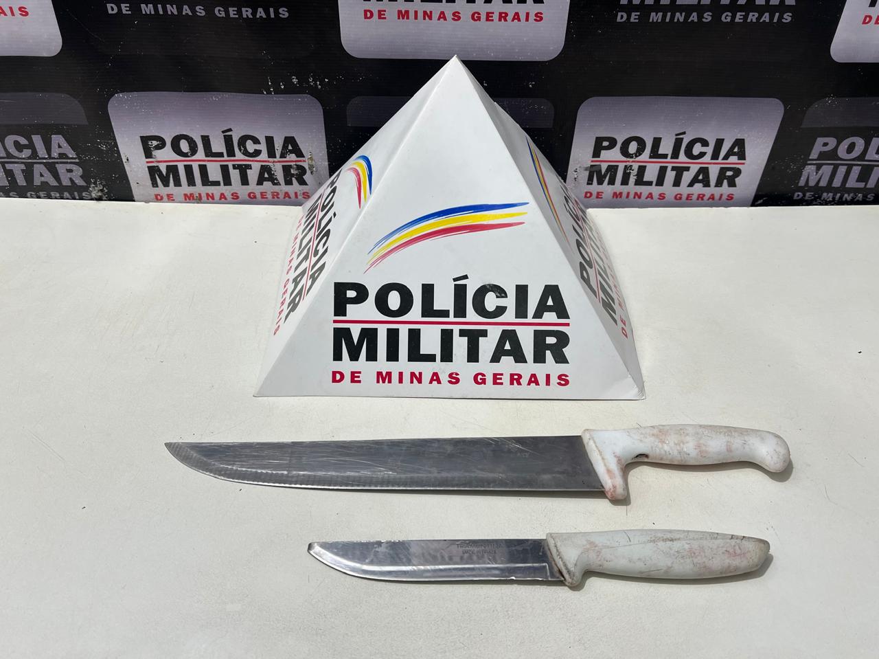 Facas usadas pelas suspeitas foram apreendidas