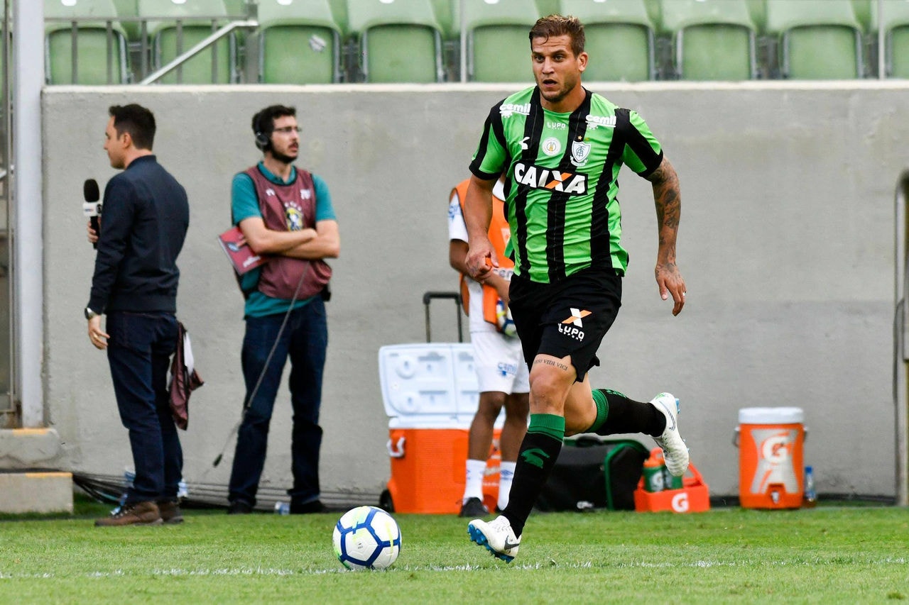 Rafael Moura admite peso da derrota mas não joga a toalha