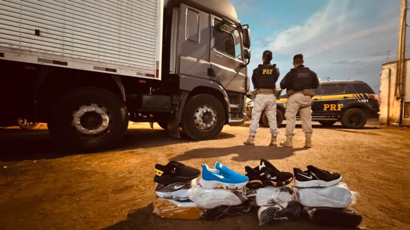PRF apreende caminhão com 14 mil pares de calçados falsificados na BR-251, em Salinas