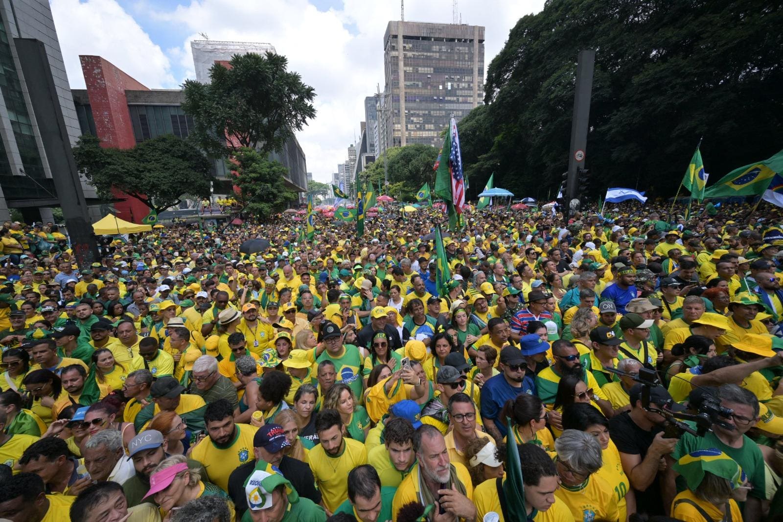 Avenida Paulista reuniu milhares de bolsonaristas na tarde deste domingo (25)