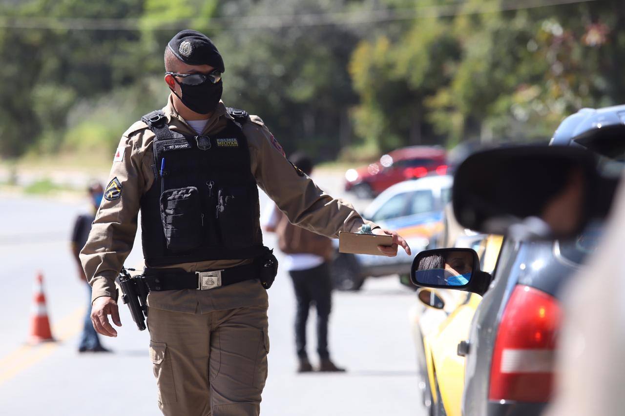 Policiais durante blitz educativa