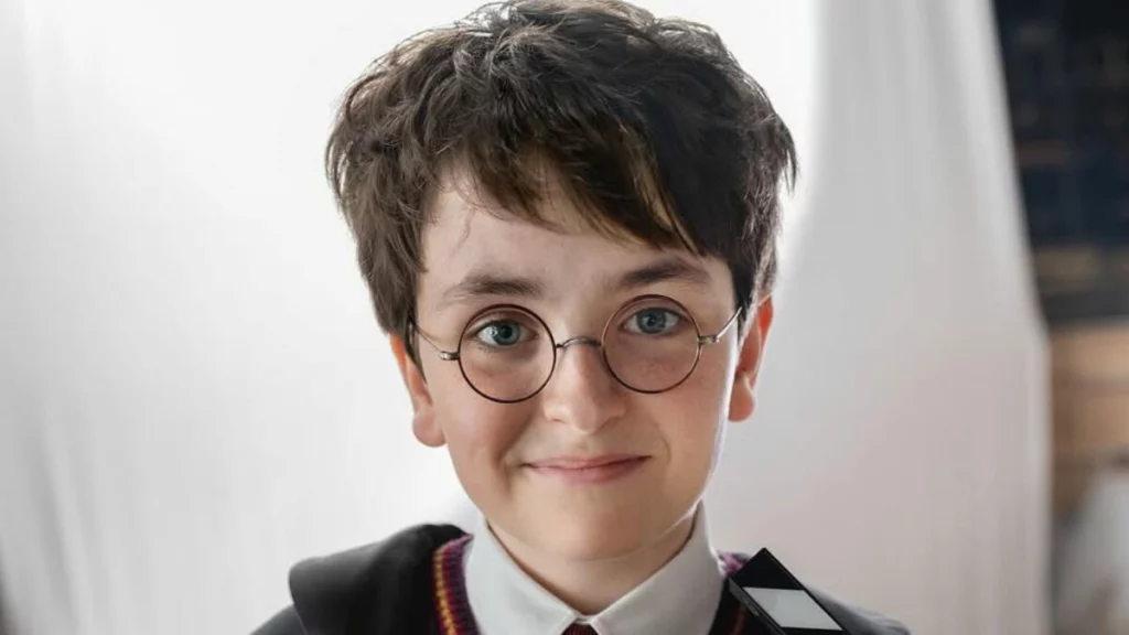 Dominic McLaughlin como Harry Potter
