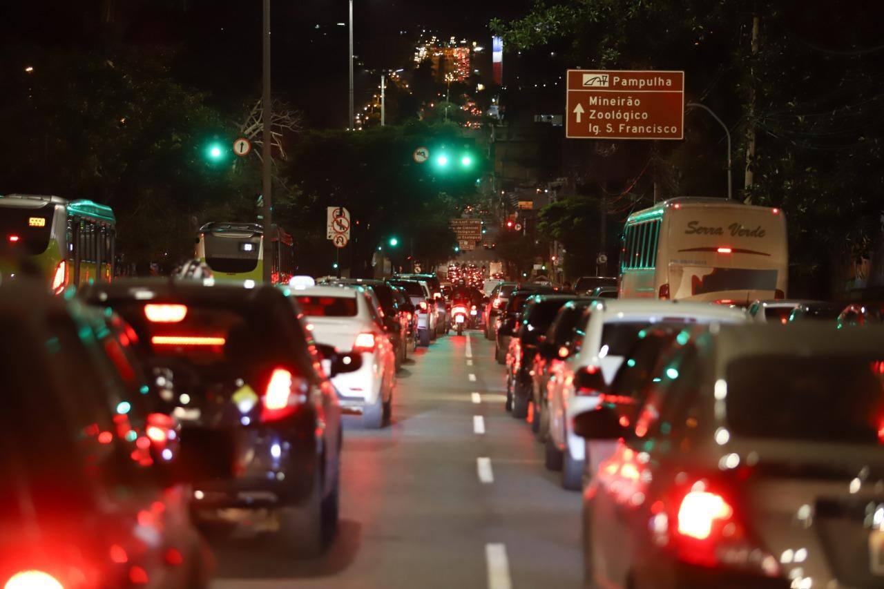 Trânsito BH carros Antônio Carlos