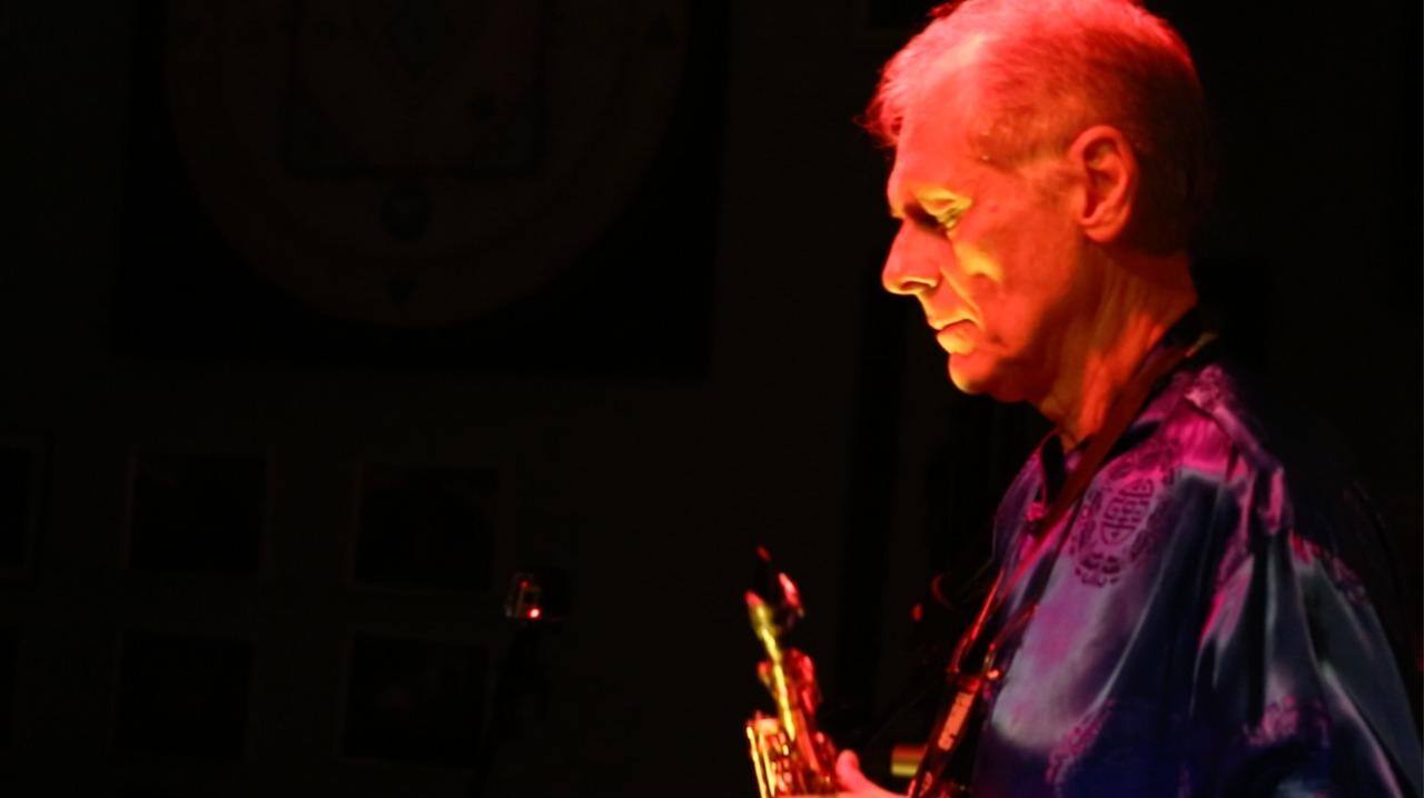 Aurio Corrá é multi-instrumentista paulistano, foi um dos pioneiros na música new age no Brasil e ainda continua compondo