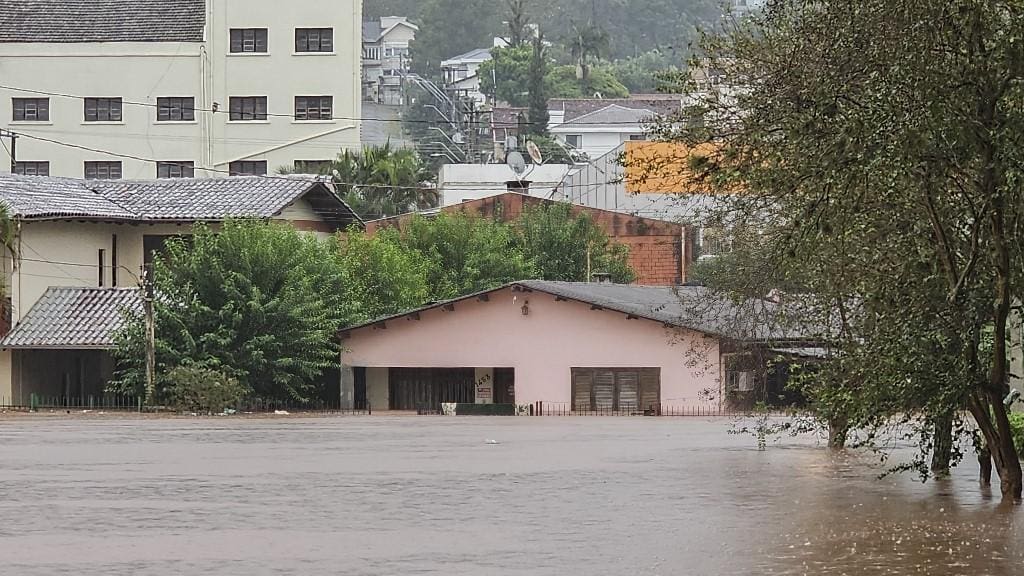 Até o momento, 10 pessoas morreram e outras 21 estão desaparecidas em função dos fortes temporais que atingiram o Estado do Rio Grande do Sul