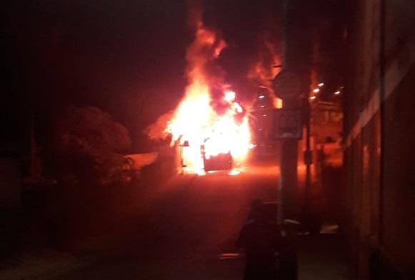 Bandidos estavam no ponto de ônibus da rua Sete de Outubro esperando pelo coletivo