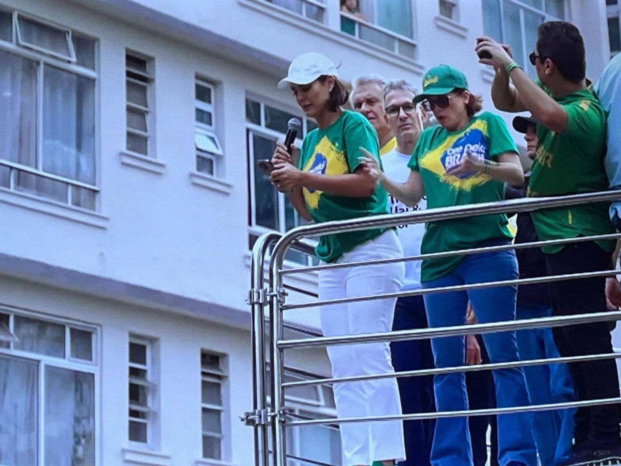 Romeu Zema (Novo) foi visto no caminhão do ato bolsonarista durante fala da ex-primeira-dama Michelle Bolsonaro (PL)