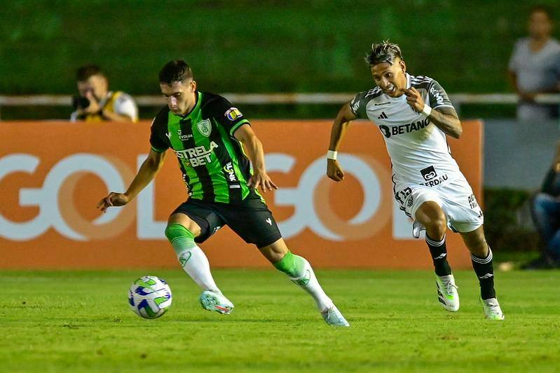Lance da partida entre América e Atlético, válida pelo Campeonato Brasileiro de 2023