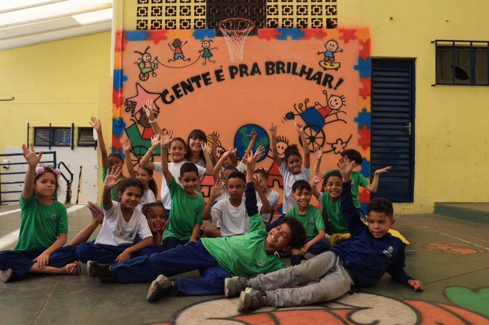 Foto mostra alunos da escola, que fica no Aglomerado da Serra