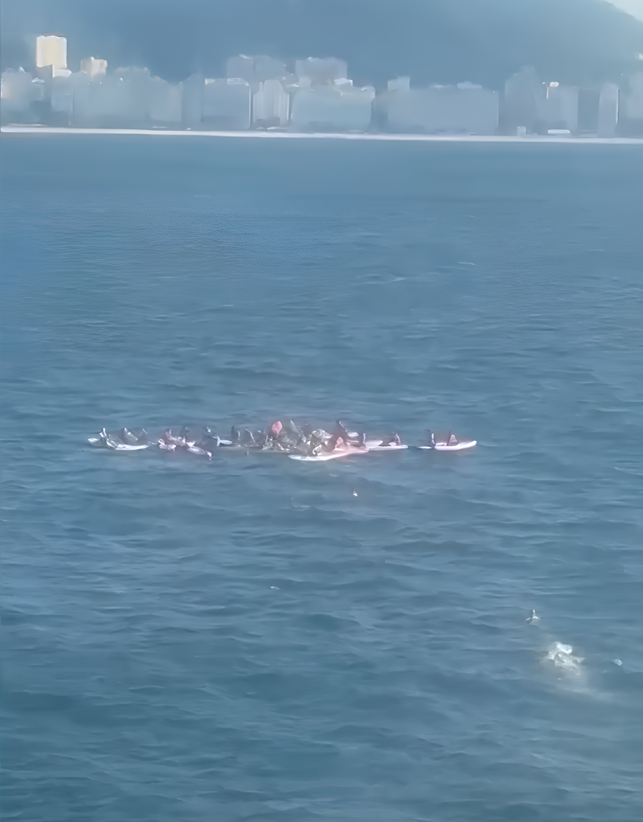 Reprodução de vídeo do resgate de praticantes de stand up paddle na praia do Leme
