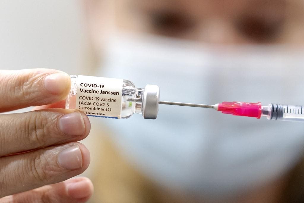 Vacina da Janssen começa a ser usada em MG: veja detalhes do imunizante