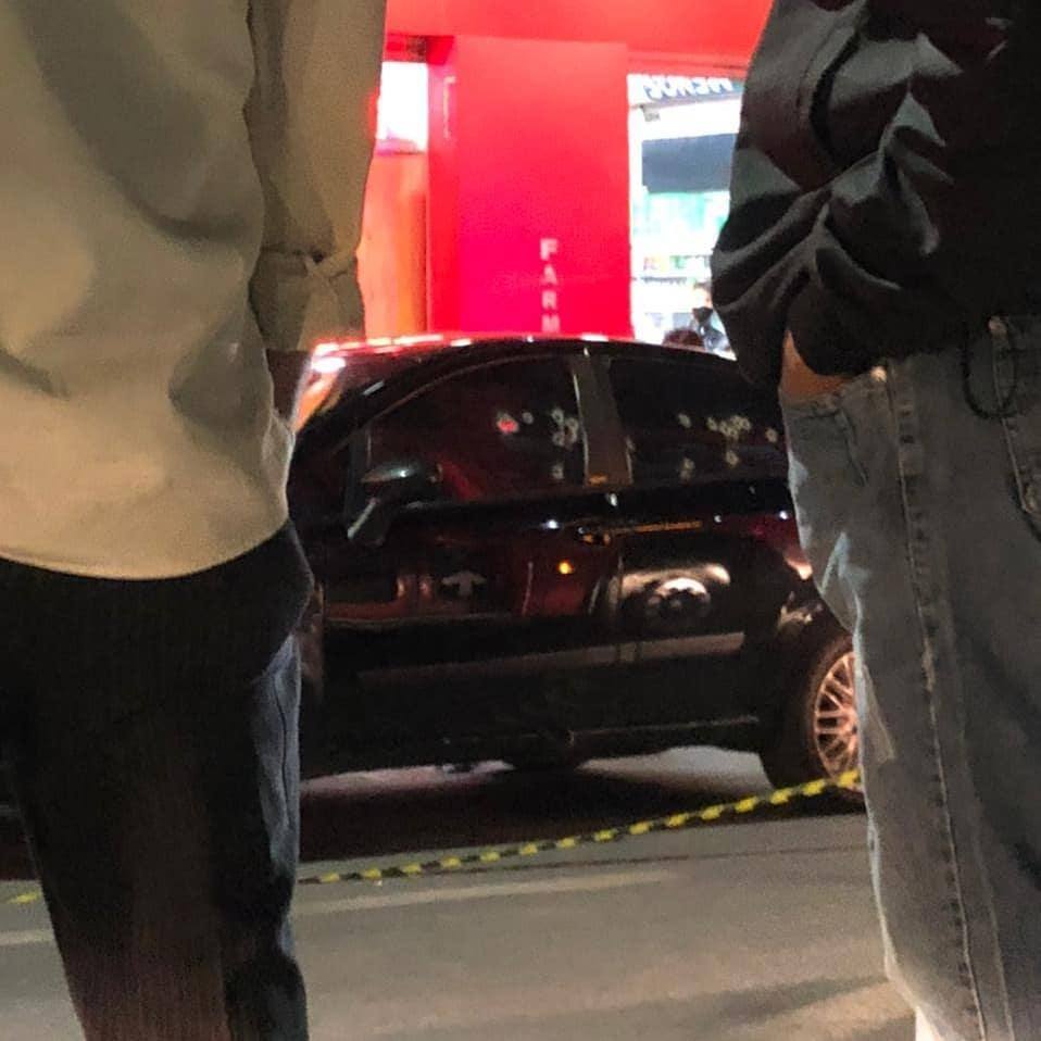 Carro ficou com várias marcas de tiros