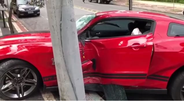 Homem bate Mustang vermelho no poste no bairro Belvedere, em Belo Horizonte