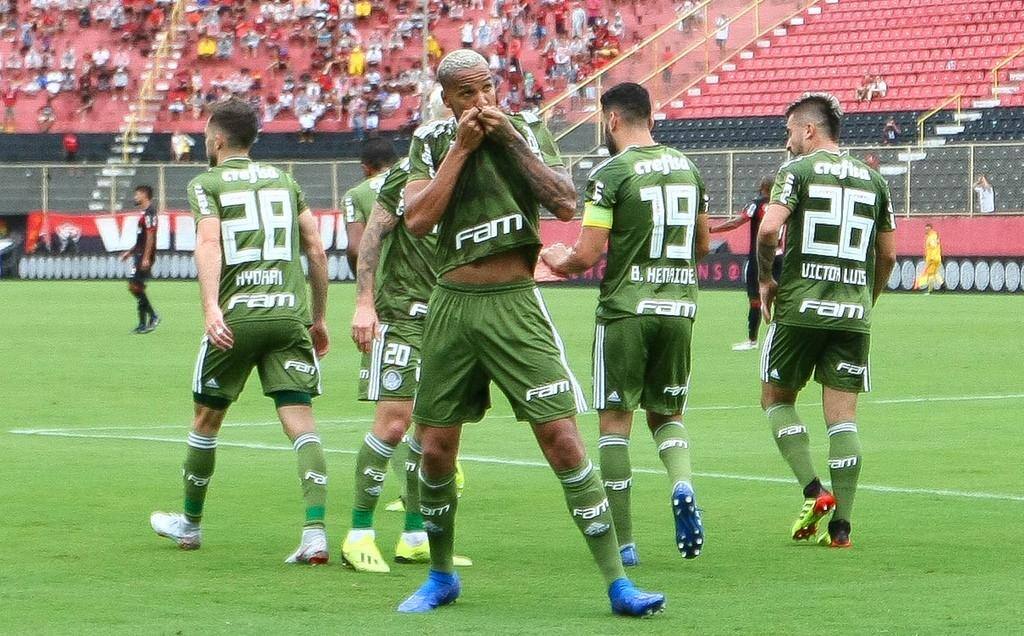 Com dois gols de Deyverson, Palmeiras faz 3 a 0 no Vitória fora de casa