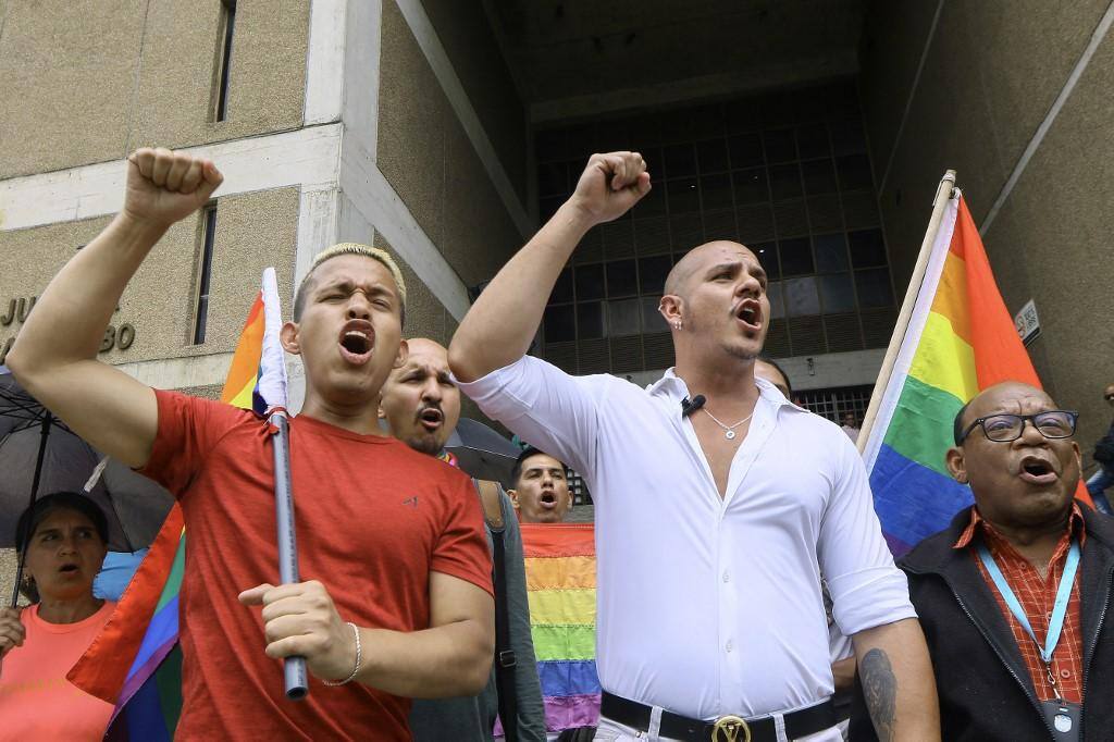 Membros da comunidade LGBTIQAPN+ e familiares se reúnem do lado de fora do tribunal, aguardando informações sobre os homens presos na sauna