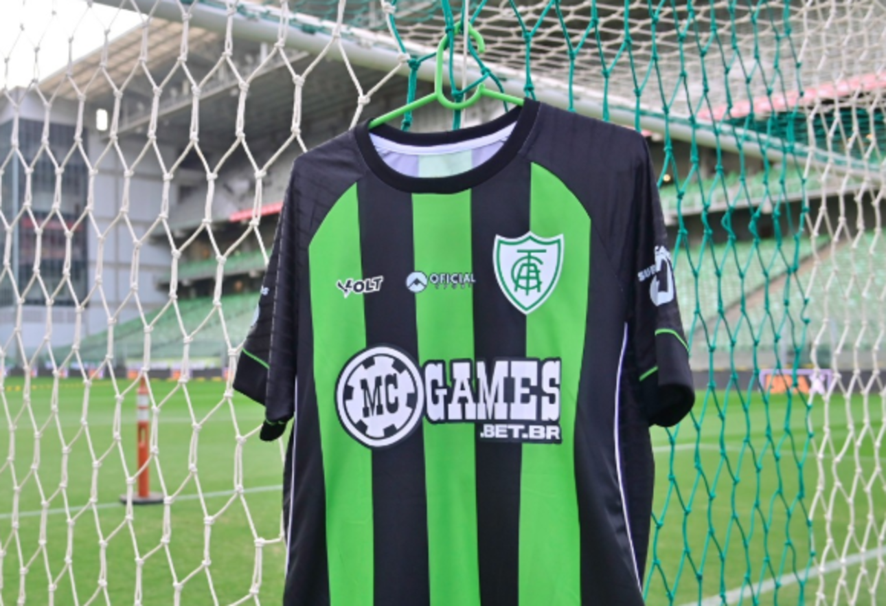 Camisa do América na rede do estádio Independência