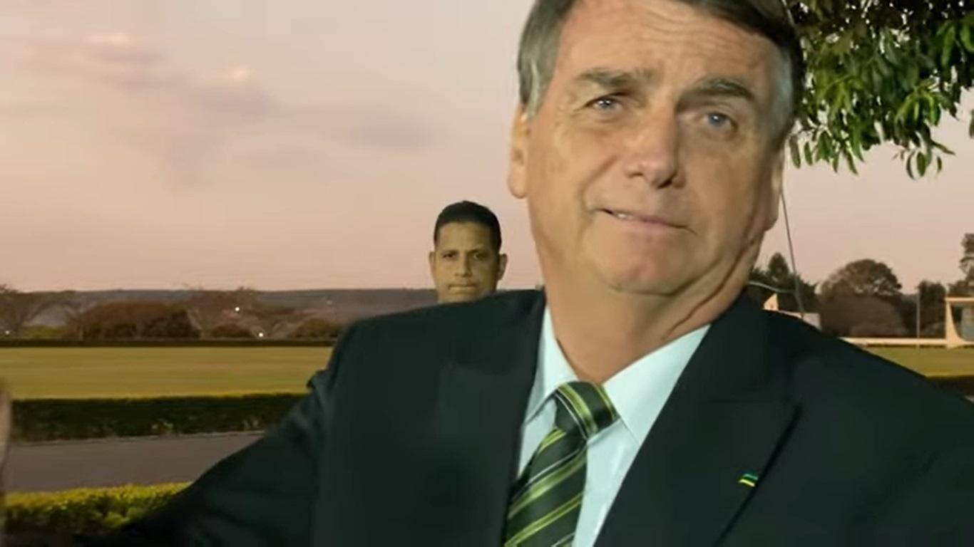 Presidente Jair Bolsonaro (PL) conversa com apoiadores no retorno ao Palácio da Alvorada nesta segunda-feira (1º)