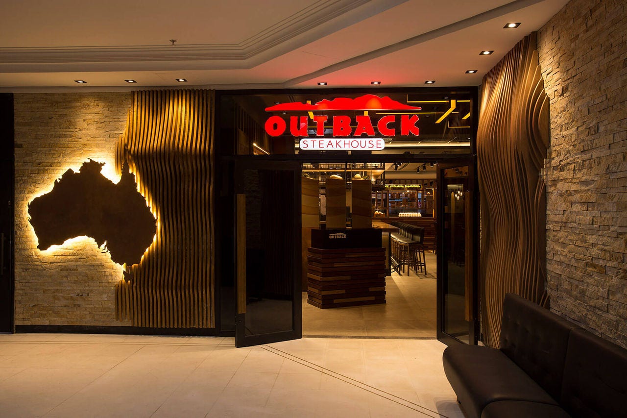 Garçom do Outback perde ação após dizer que colega deveria trabalhar mais por ser preta