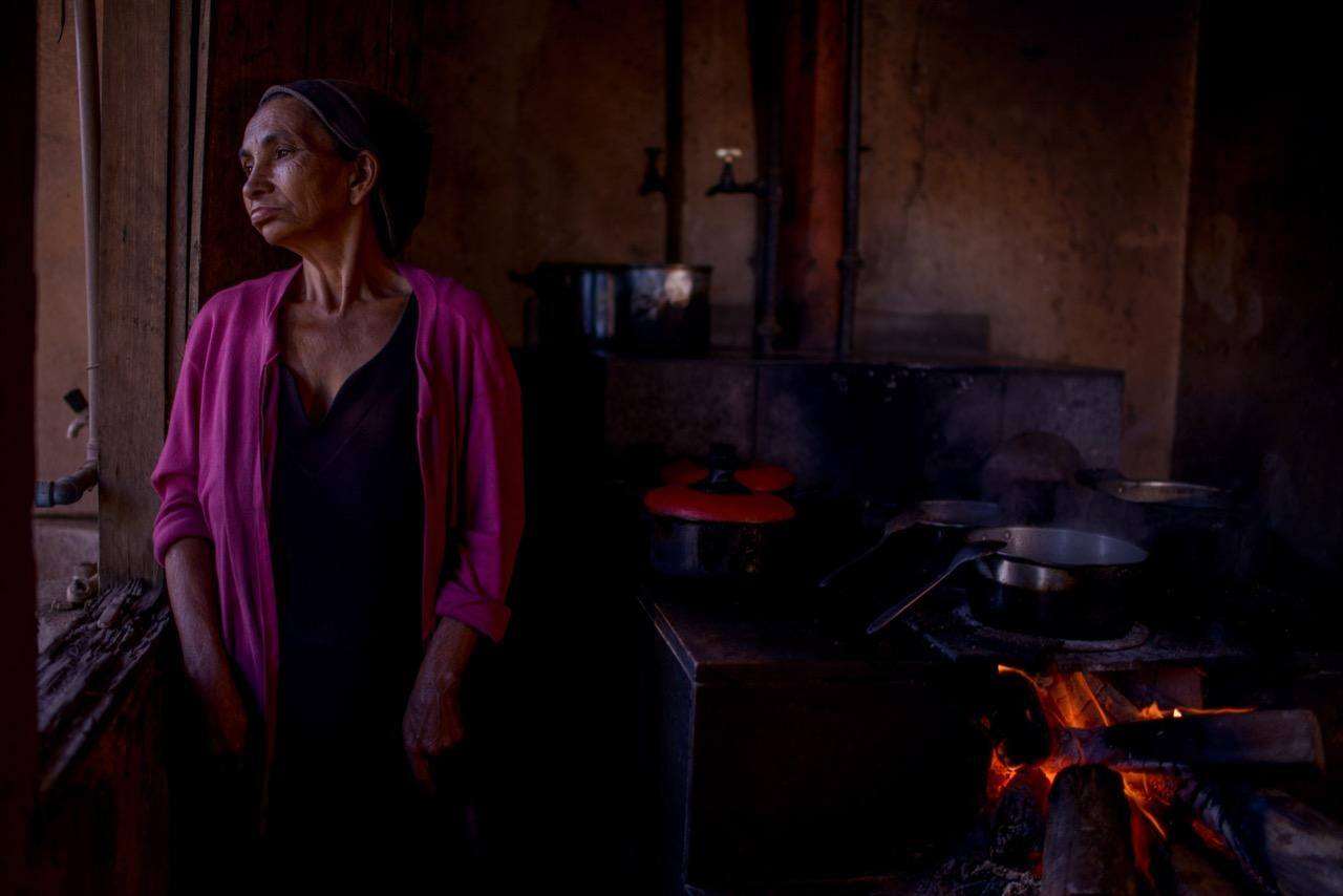Moradora de Conceição do Mato Dentro, a dona de casa Maria de Lourdes Santos, de 54 anos, precisa recorrer ao fogão à lenha para cozinhar