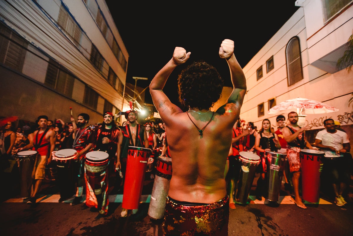 Desfile do bloco Roda de Timbau, em BH, que sai tradicionalmente às sextas-feiras de Carnaval