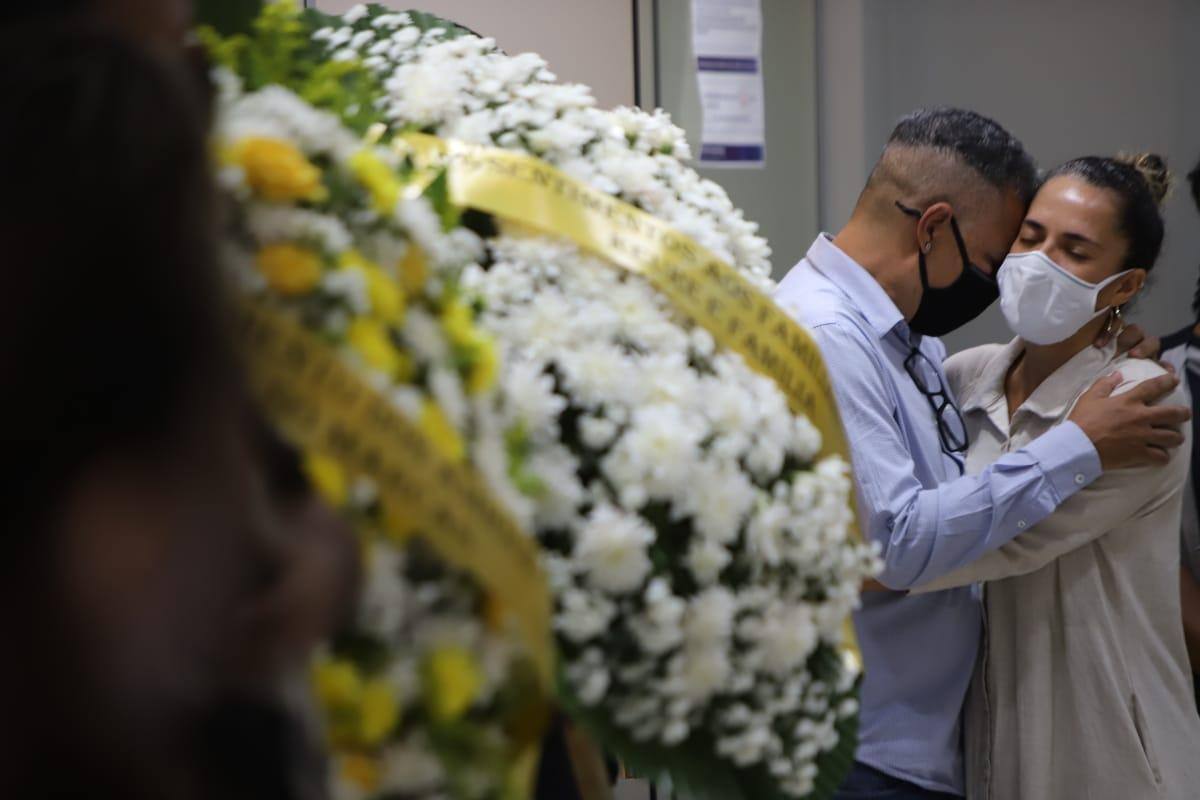 Pai de adolescente ficou bastante emocionado durante enterro