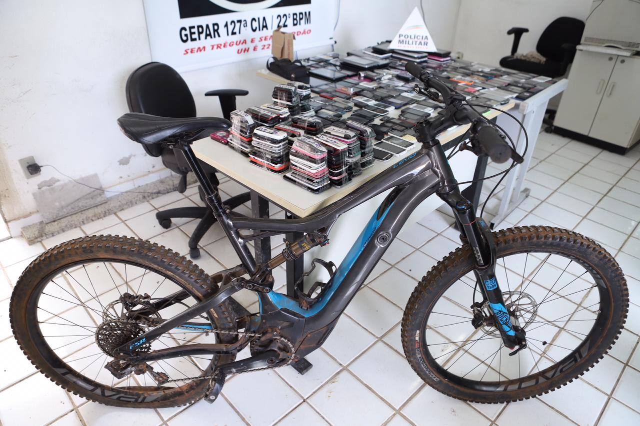 Entre os materiais roubados estava uma bicicleta elétrica, avaliada em cerca de R$ 50 mil