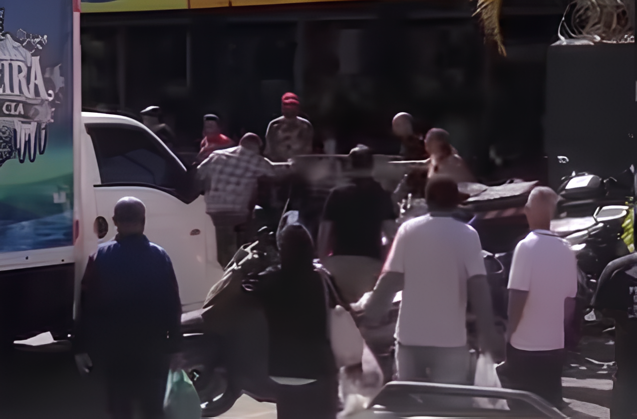 Momento em que o segurança atira contra o cliente do supermercado em Ibirité