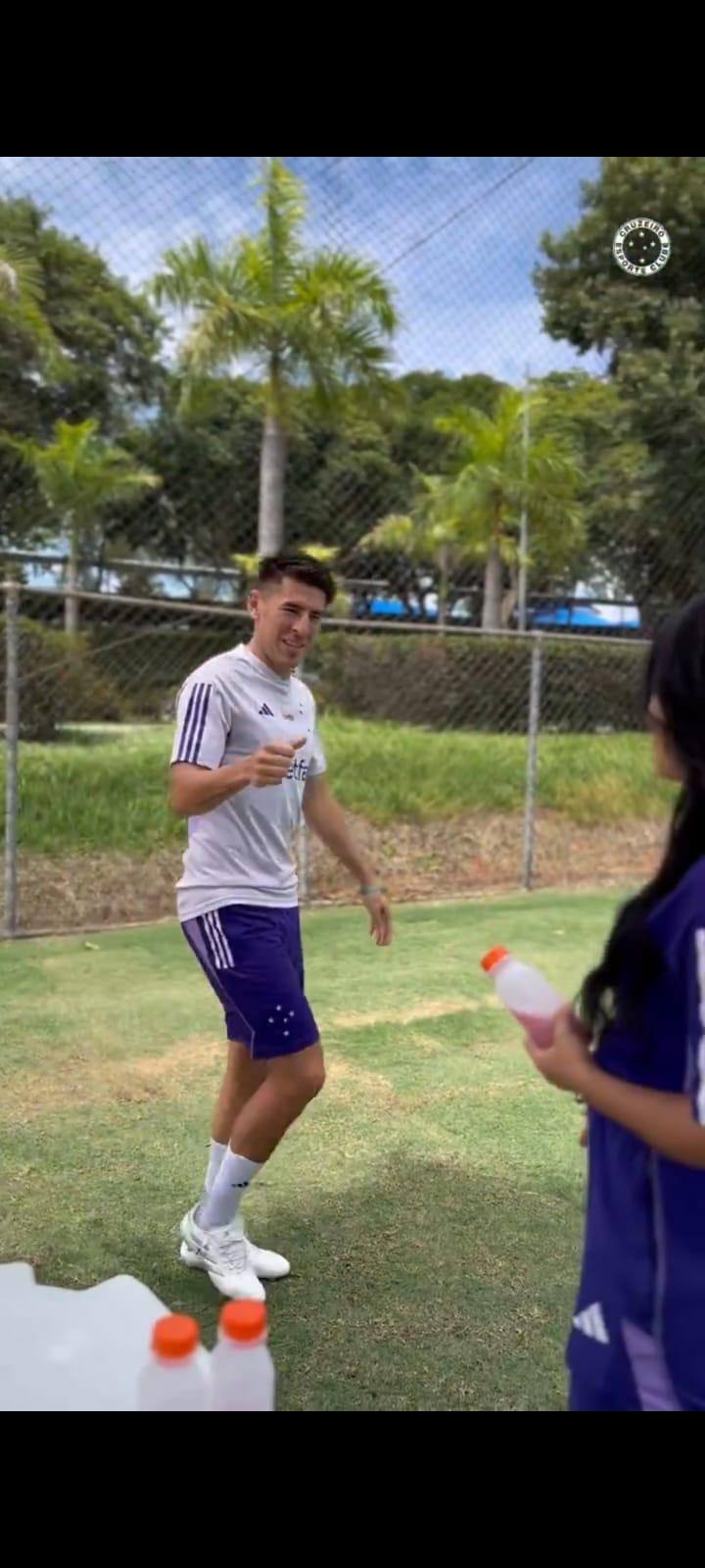 Villalba entrando no campo para treinamento na Toca da Raposa