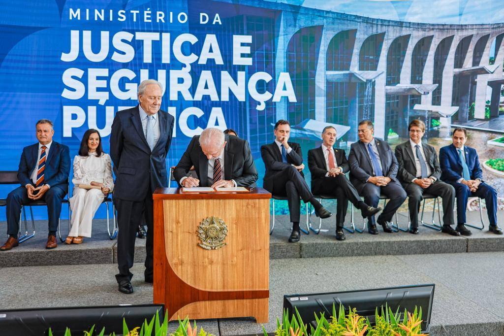 Presidente Lula assina o termo de posse de Ricardo Lewandowski como novo ministro da Justiça e Segurança Pública