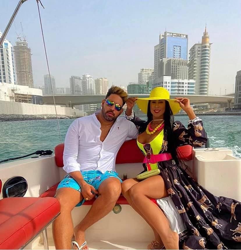 Nas redes sociais, o casal esbanjava uma vida luxuosa com fotos em diversos países do mundo