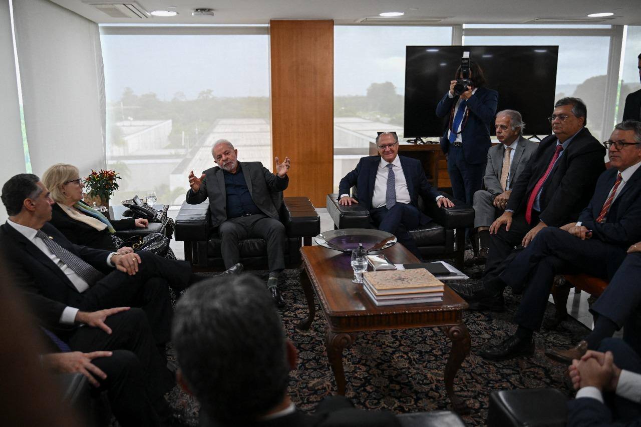 O presidente do Brasil, Luiz Inácio Lula da Silva, se reúne com os ministros do Supremo Tribunal Federal (E) e seu gabinete no Palácio Presidencial do Planalto, em Brasília, em 9 de janeiro de 2023. um dia depois que apoiadores do ex-presidente Jair Bolsonaro invadiram a sede do poder em tumultos que provocaram protestos internacionais.