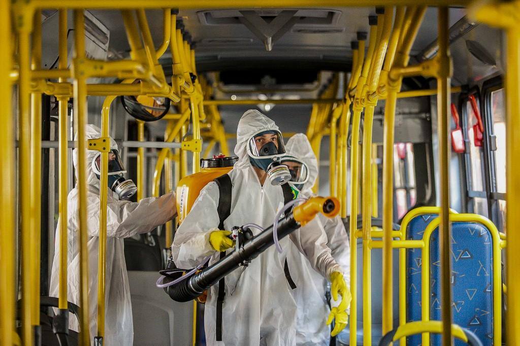 Militares das Forças Armadas higienizam ônibus na rodoviária de Santa Cândida, em Curitiba