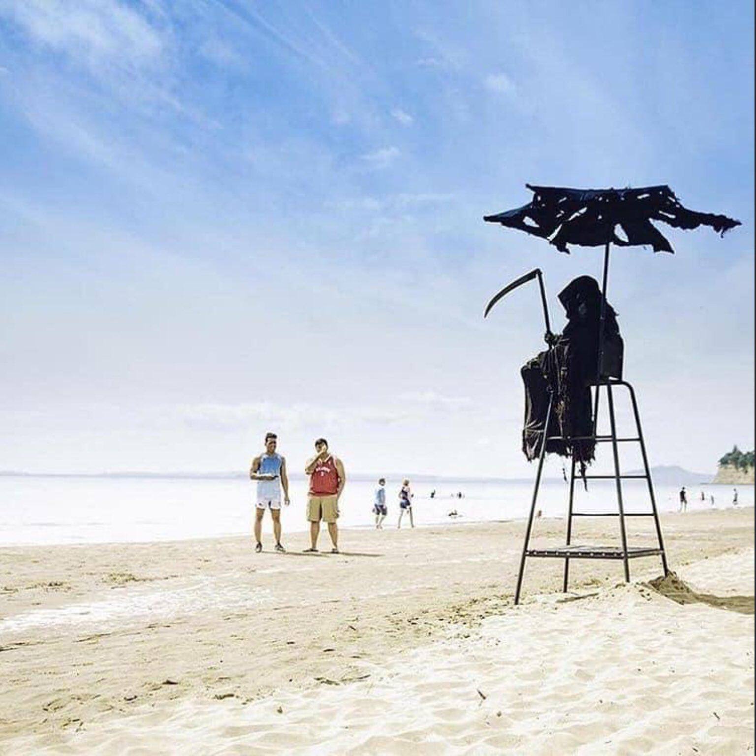 Homem vestido de 'Morte' em praia da Florida
